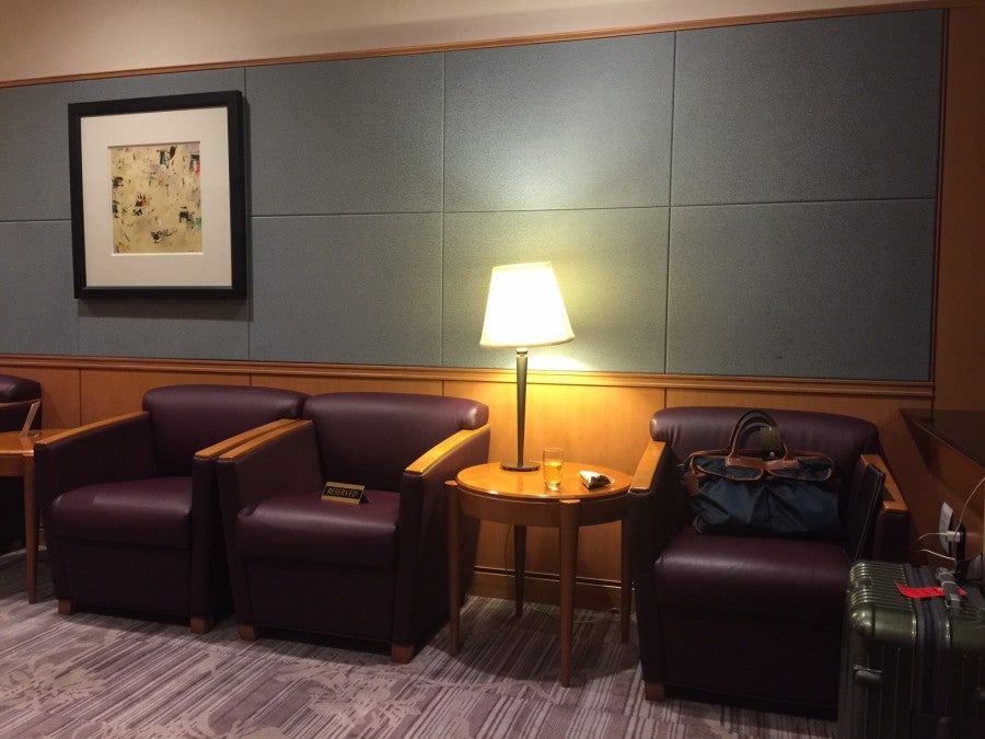 The Sakura Lounge's first class area's main perk is that there are empty seats available.