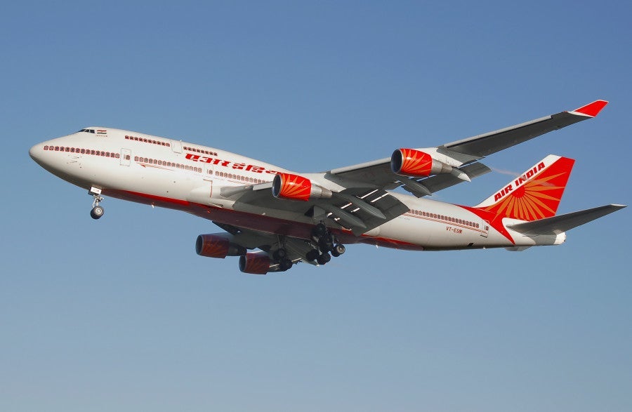 Air_india_b747-400_vt-esm_lands_arp