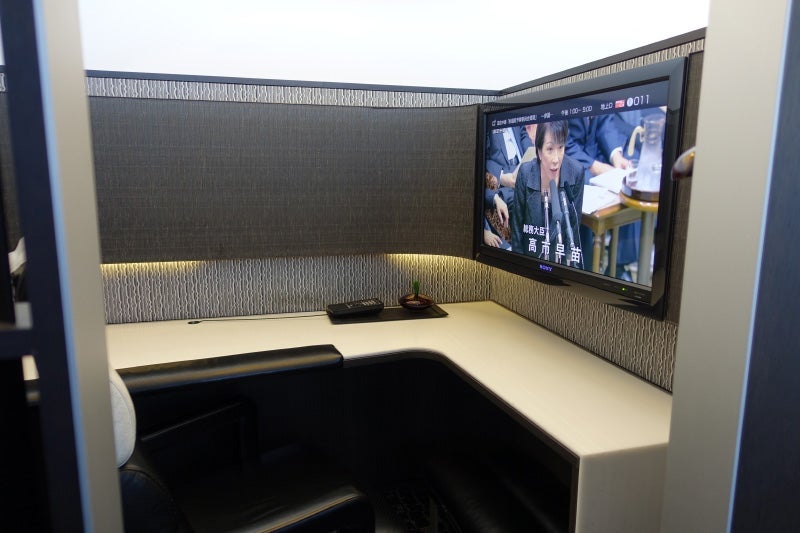 The ANA Suite Lounge has several cubicle workstations, complete with HDTVs.