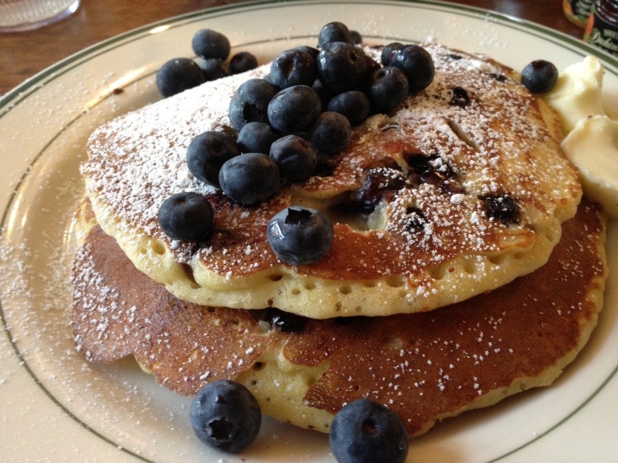 blueberry-buttermilk-pancakes-black-eyed-susans-nantucket-drew-limsky