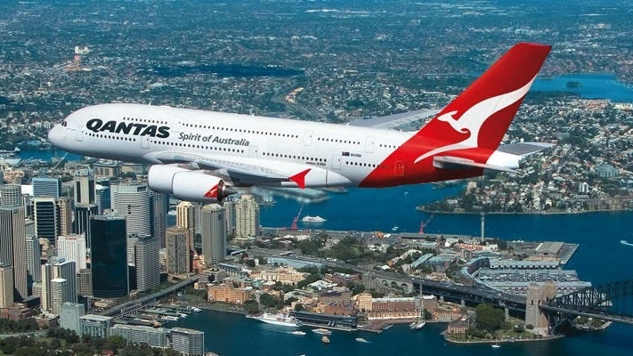 Qantas plane sydney harbour featured 2