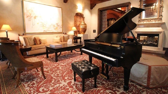 Caesars Marcus Aurelius Villa Piano Living Room featured