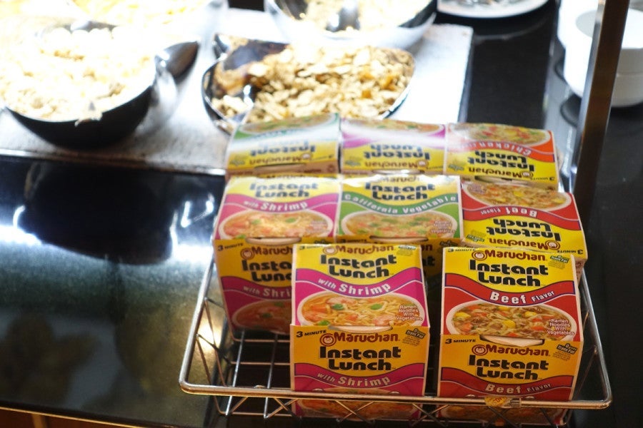Instant ramen in a first-class lounge!