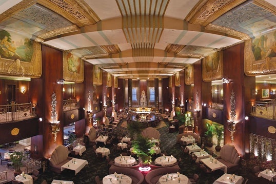 An impressive interior view of the Hilton Cincinatti Plaza.