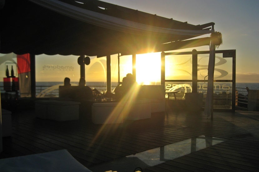 Enjoying a beautiful sunset from Amadores Beach Club. Image courtesy of Lori Zaino.