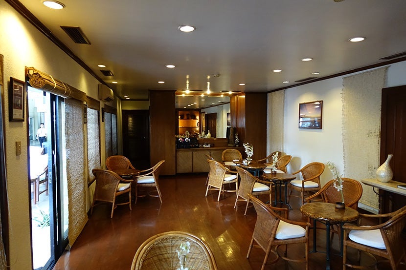 The Amanpulo Lounge, a few moments before it got very noisy and crowded.