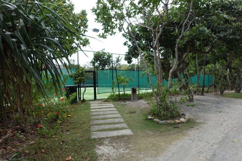 Amanpulo's tennis court.
