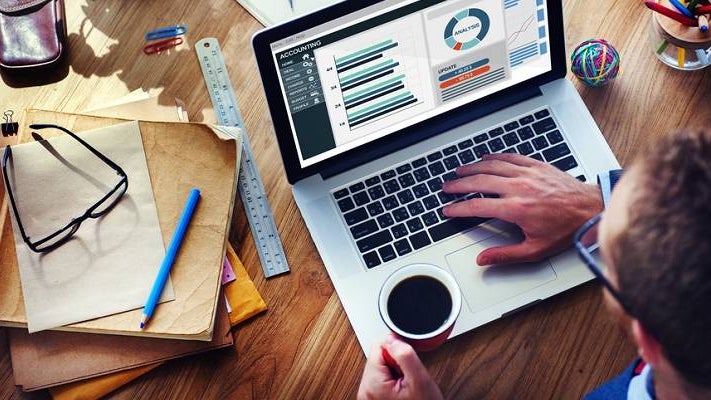 Finances credit score laptop featured shutterstock 224670094