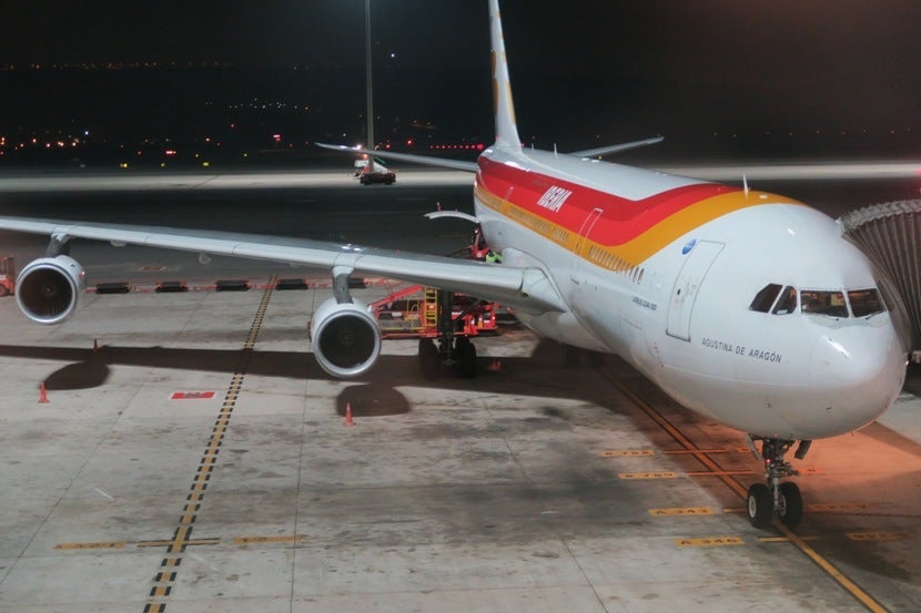 The newly-rinsed Iberia A340-300 upon arrival in Madrid.