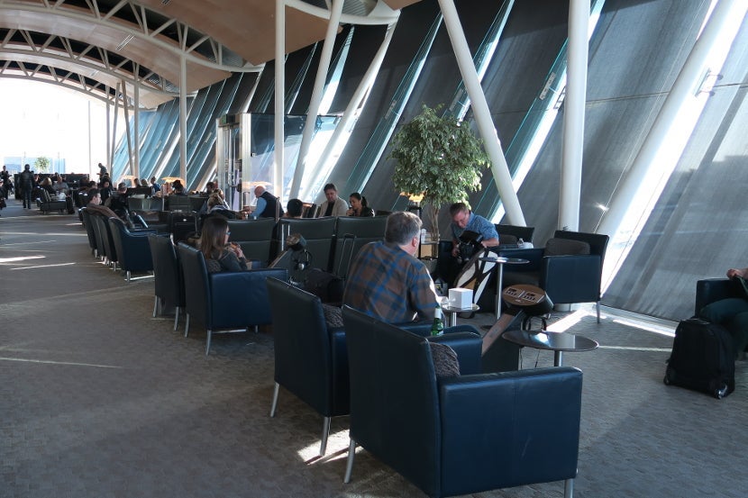 Plentiful seating in the large LAX Admiral's Club lounge.