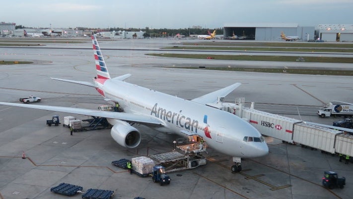 AA 777-200 in MIA