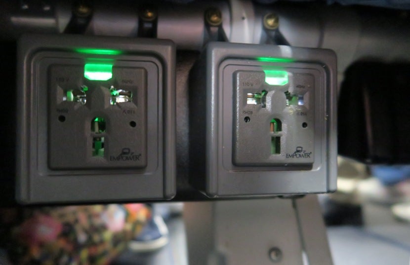 Two universal power plugs were found at each seat pairing.