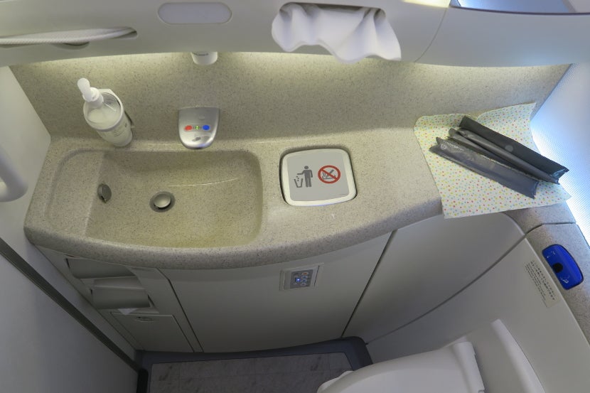 The JAL 787-800 bathrooms felt very modern.