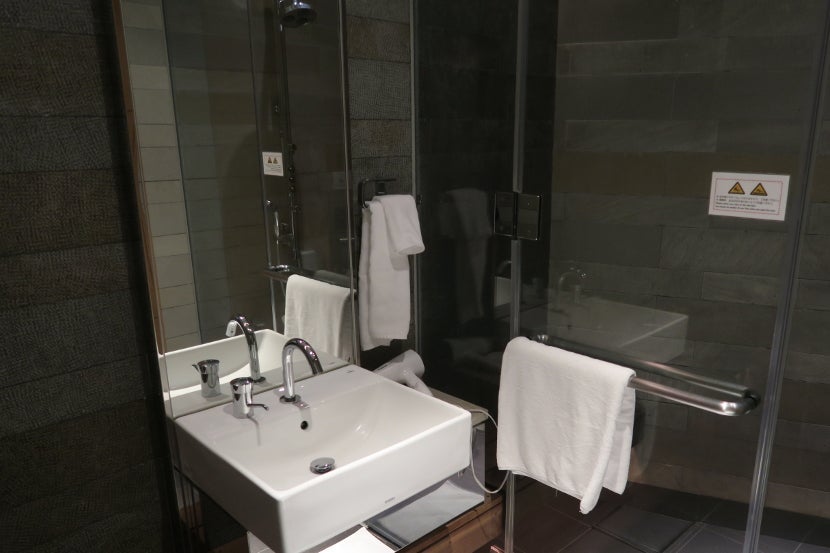 The JAL Sakura Lounge showers are thoughtfully designed and stocked.