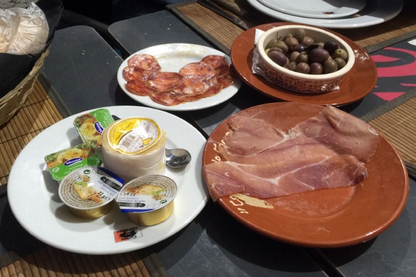 Free appetizers at Restaurante Carnes do Convento.
