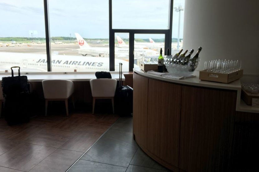 One of the many bar areas in the JAL lounge.