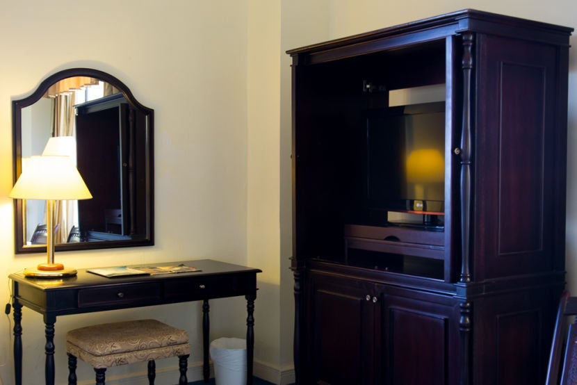 Working at this desk would cause some serious back pain.