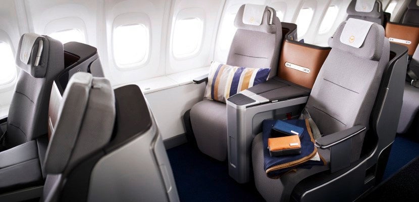 Auf den Sitzen der 747-8 liegen ein Kissen, eine Decke und Lufthansa Kulturtaschen // A pillow, a blanket and Lufthansa amenity kits are lying on the seats of a 747-8
