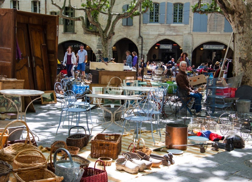 Shopping at street markets is affordable and fun, and popular with Parisian locals. Image courtesy of <a href="http://www.shutterstock.com/dl2_lim.mhtml?src=fY7FKxQvG8vjadykZTv6Nw-1-18&id=148418126&size=medium_jpg">Shutterstock</a>.