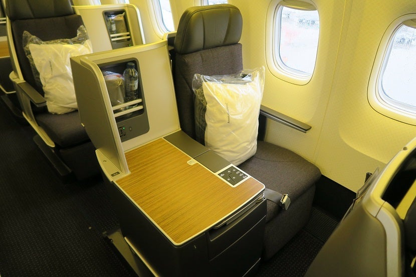 The window-side window seats provide a bit more privacy.