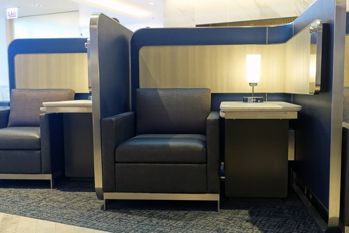 United Polaris Lounge Preview