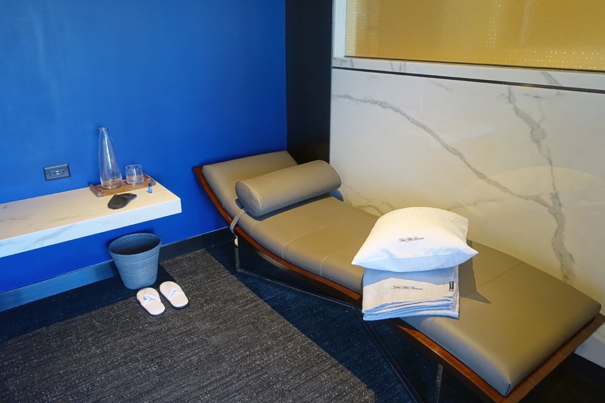 United Polaris Lounge Preview