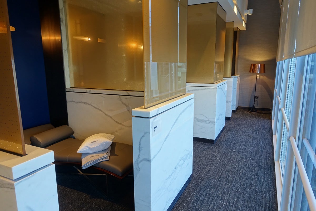 United Polaris Lounge Preview