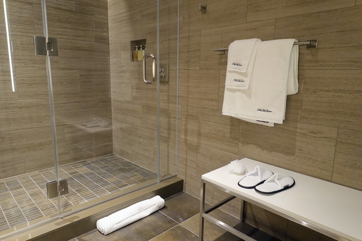 United Polaris Lounge Preview