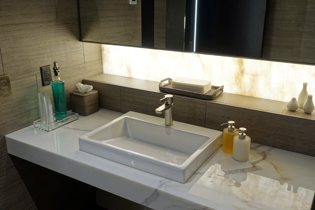 United Polaris Lounge Preview