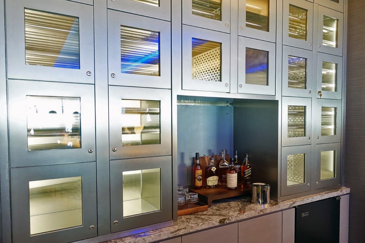 United Polaris Lounge Preview