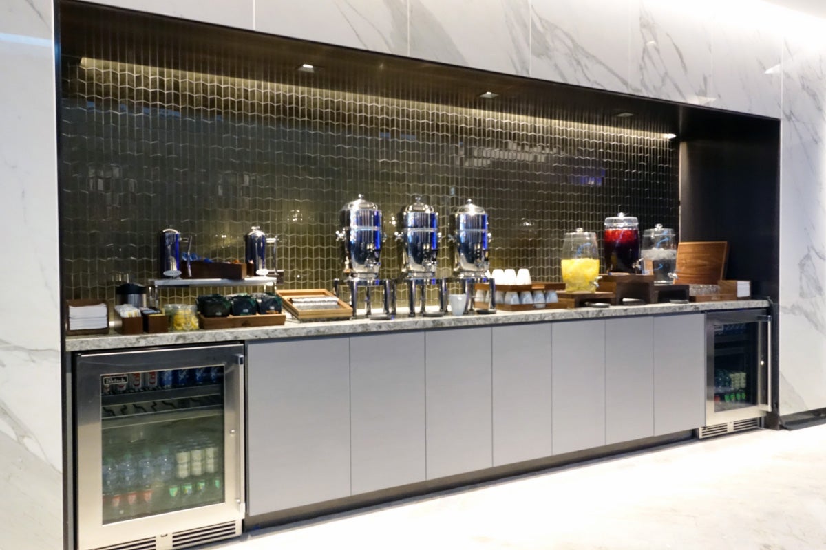 United Polaris Lounge Preview
