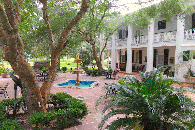The historic plantation home Oaklawn Manor is a national landmark on the banks of Bayou Teche. Image courtesy of the author.