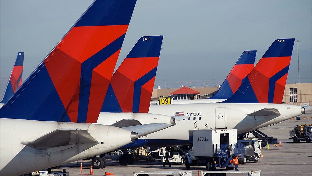 IMG-Delta_tails_SLC_International_October_09,_2011_(6299714211)