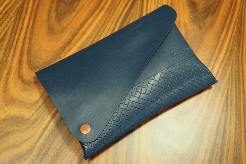The transcon business class pouch. Nice to have, but flimsy.