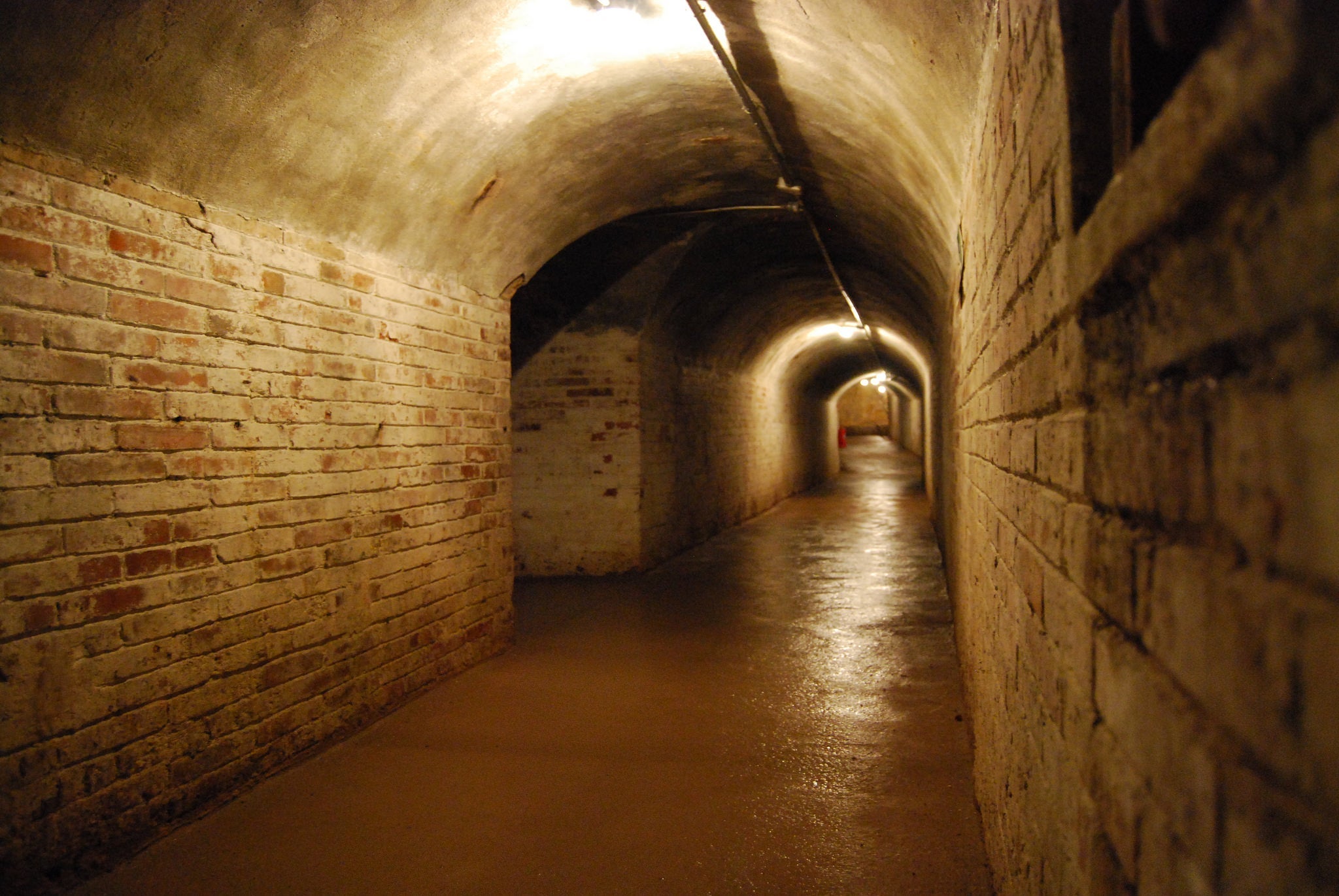 The interior of the Refugi Antiaeri 307. Image courtesy of Biblioteca MUHBA via Flickr.