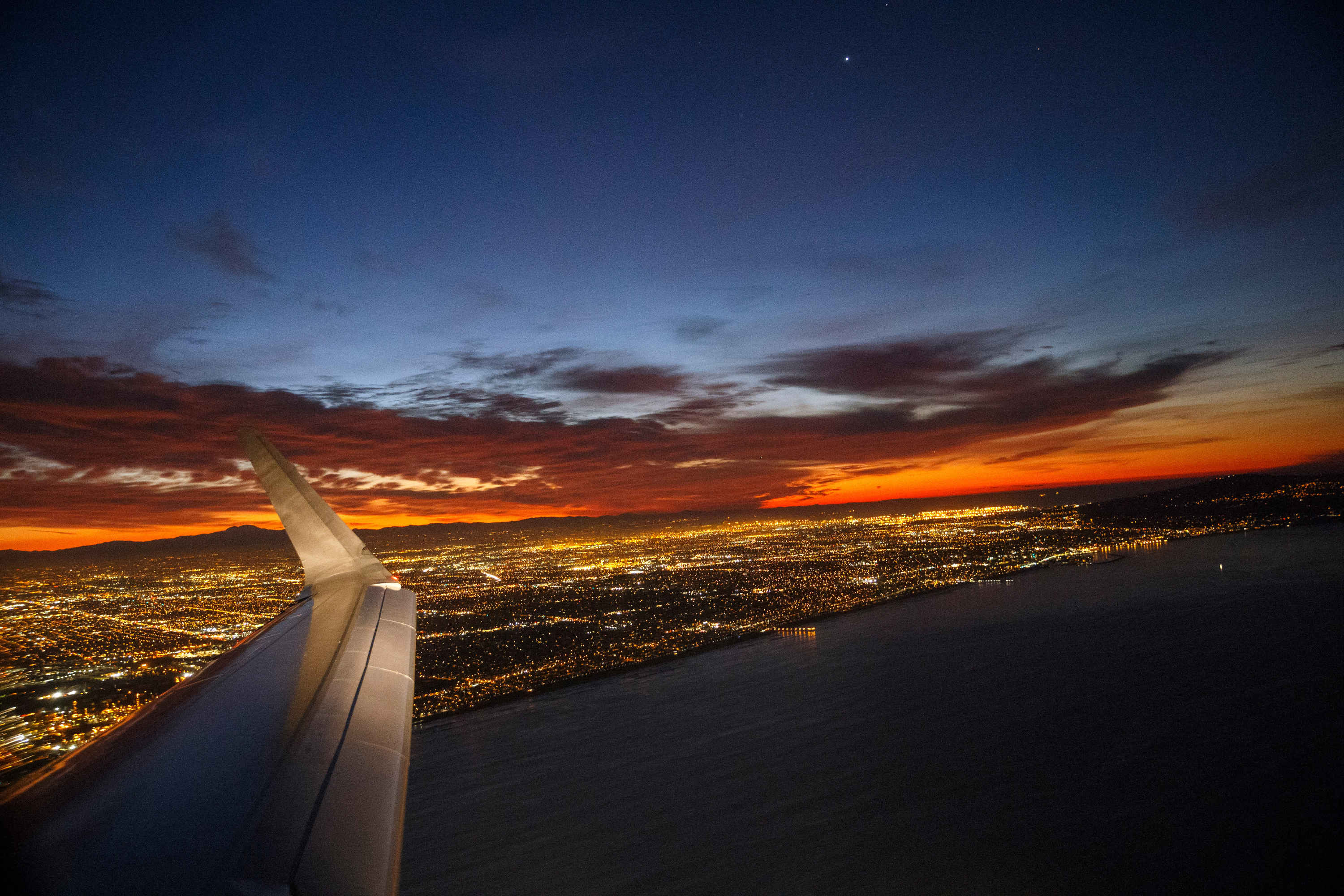 Shot with my Canon 1DX at sunrise after takeoff from LAX ā this picture would not have been possible with just an iPhone - one of the reasons why I carry a professional camera onboard with me. Image by the author.