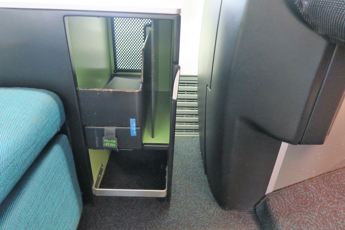 The space between the solo seats and the window are well designed with storage spaces.
