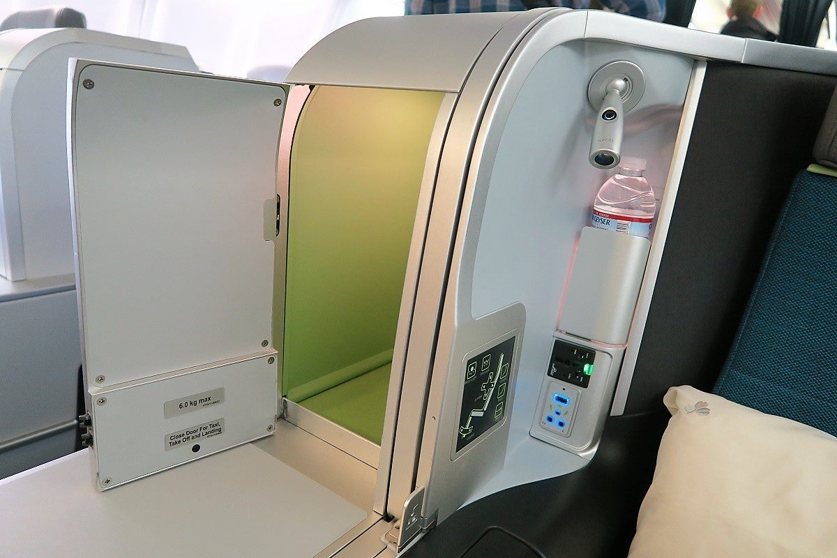 The solo seats have a aisle-side storage compartment.