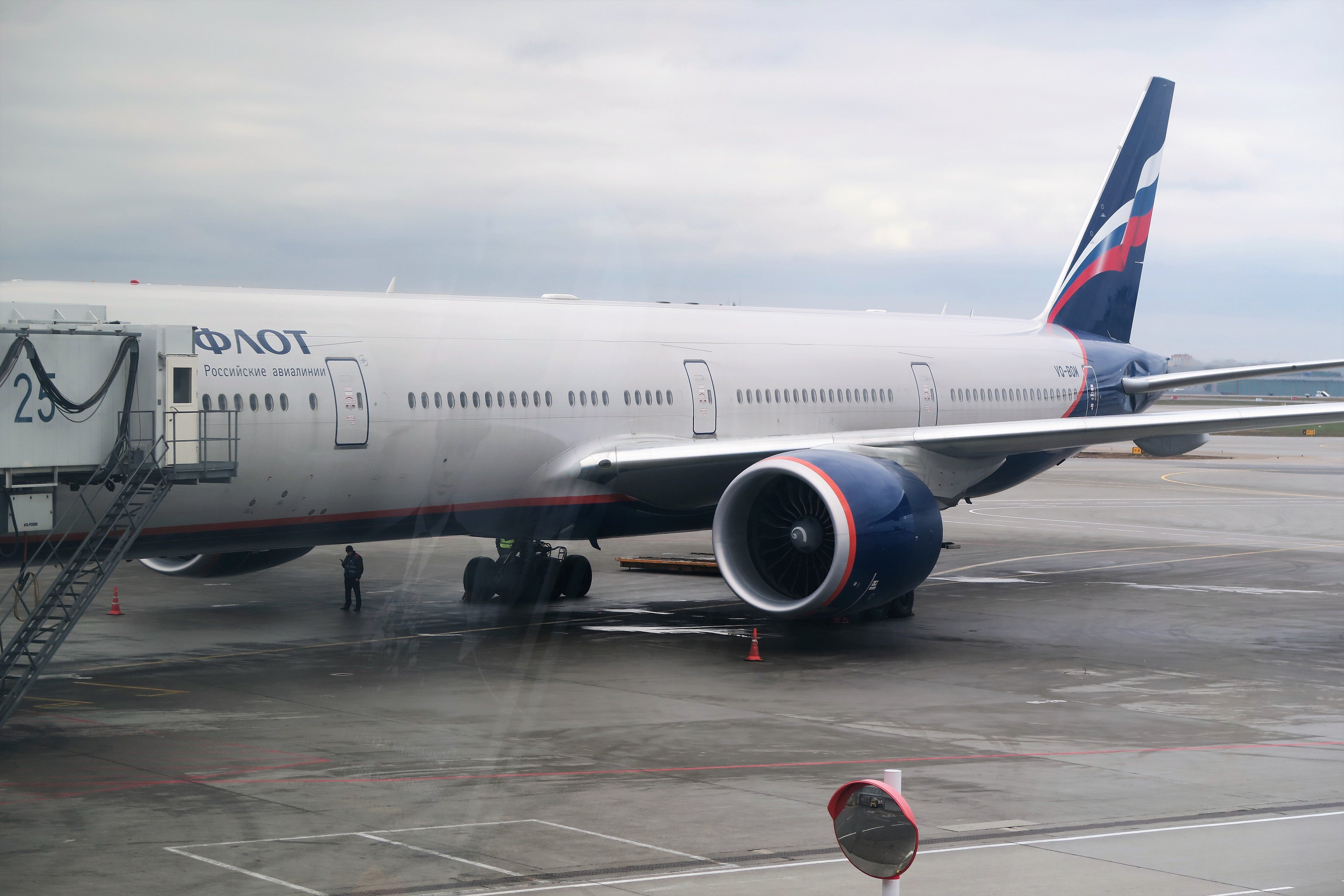 Aeroflot 77W exterior