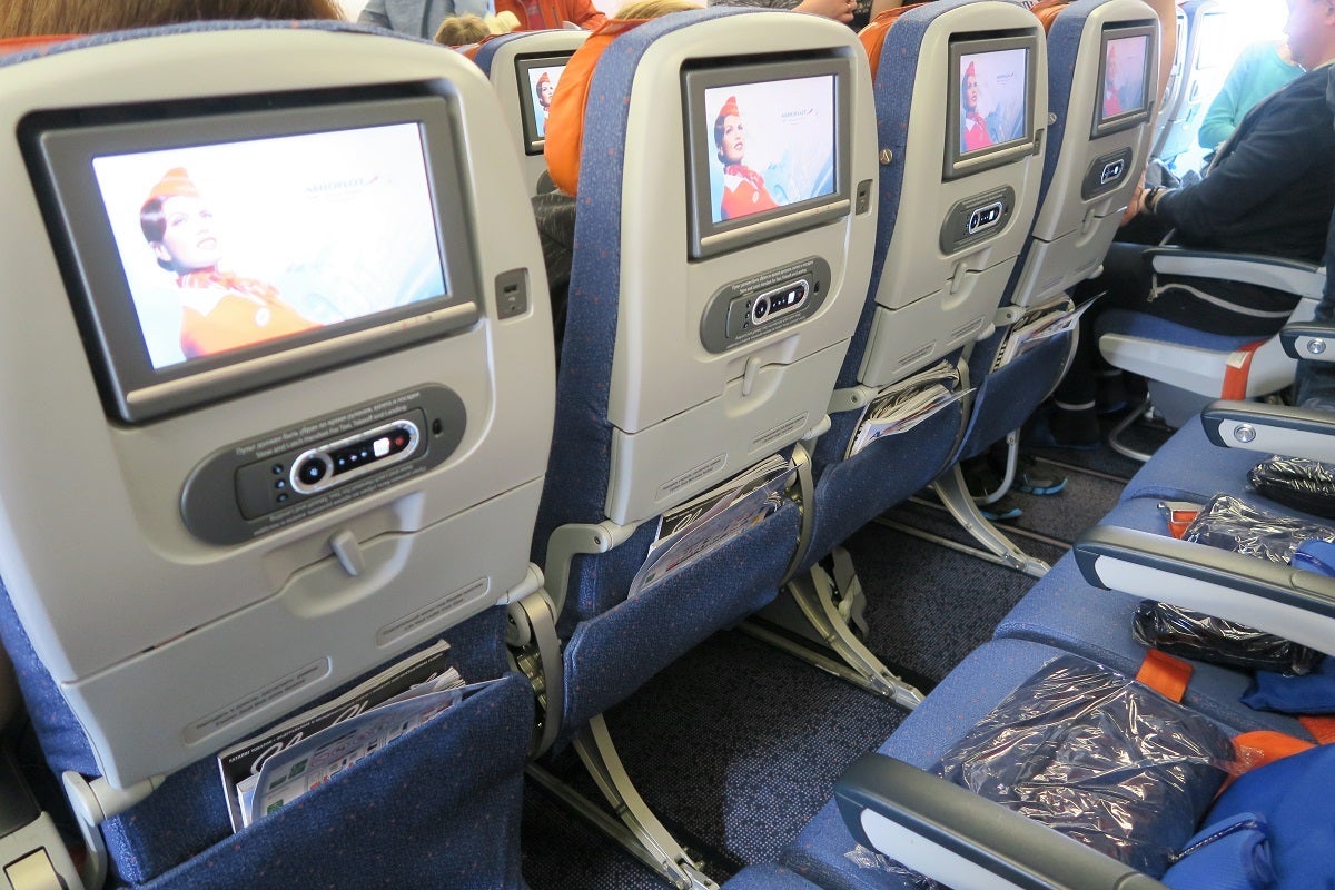 Aeroflot 77W middle seat supports