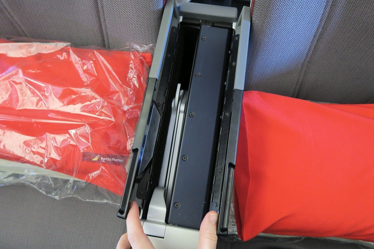 Iberia A340-600 Premium Economy middle seat traytable blocked