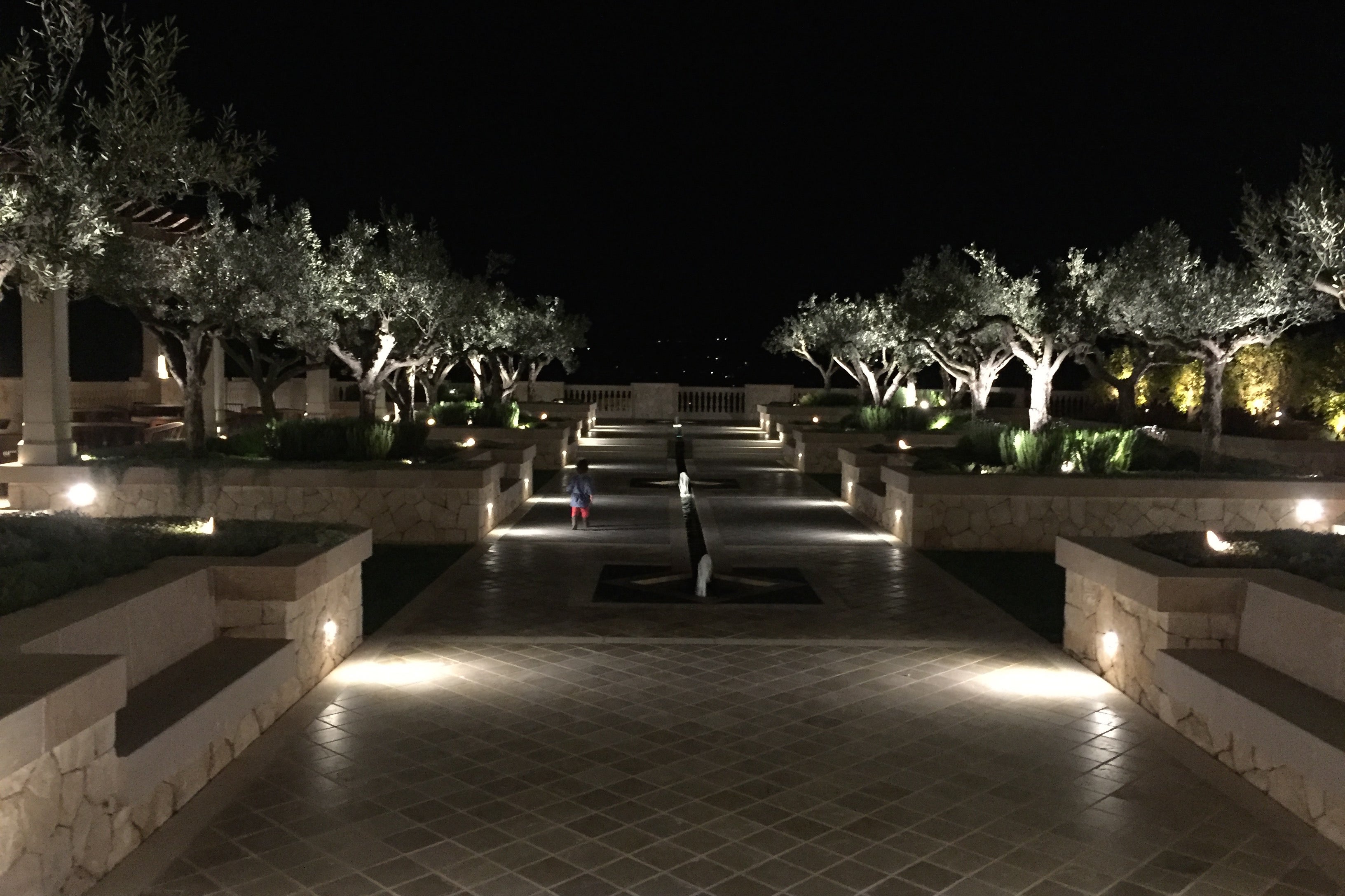 Park Hyatt Mallorca grounds at night