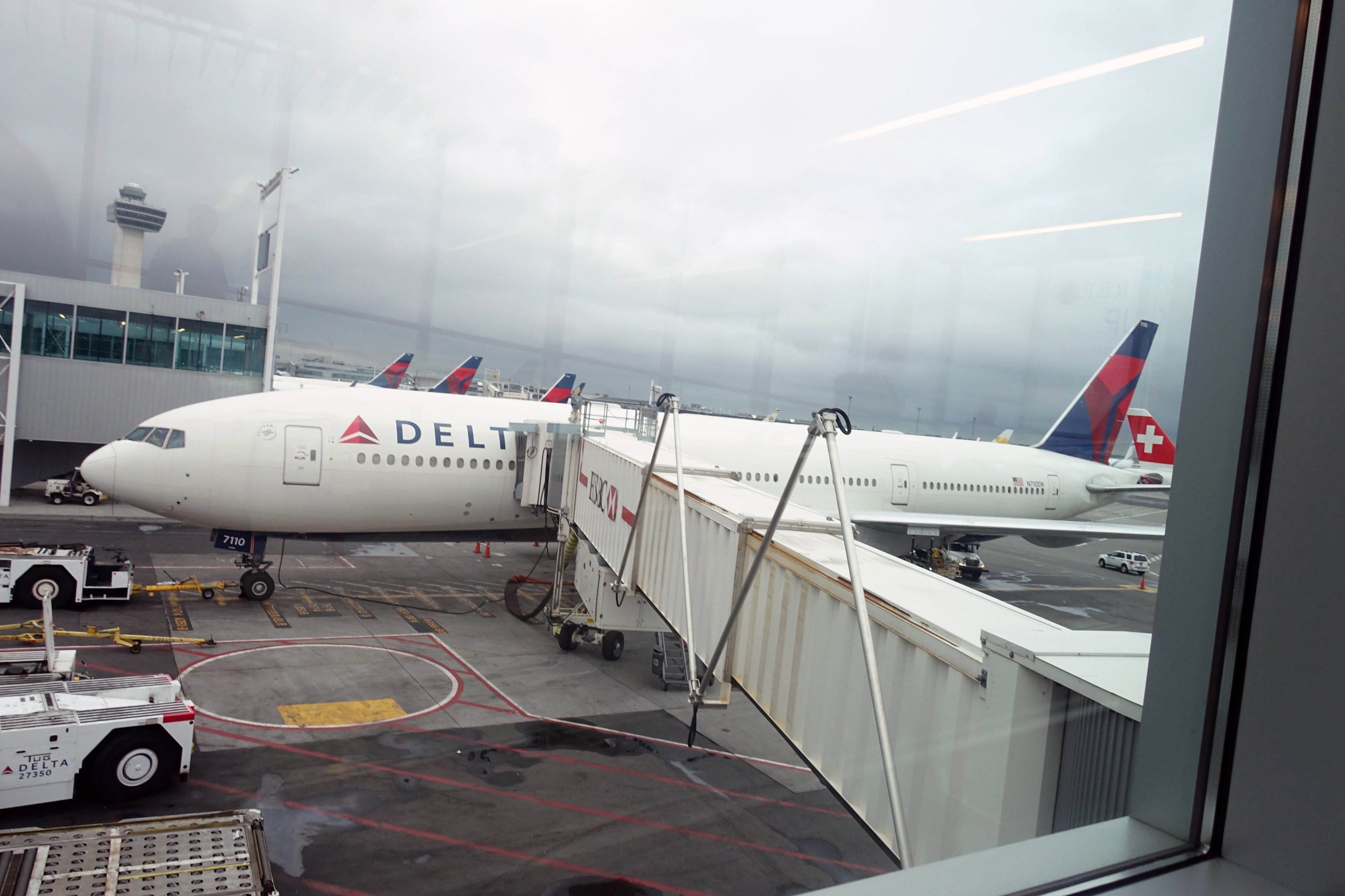 delta 777-200 economy review jfk-bcn