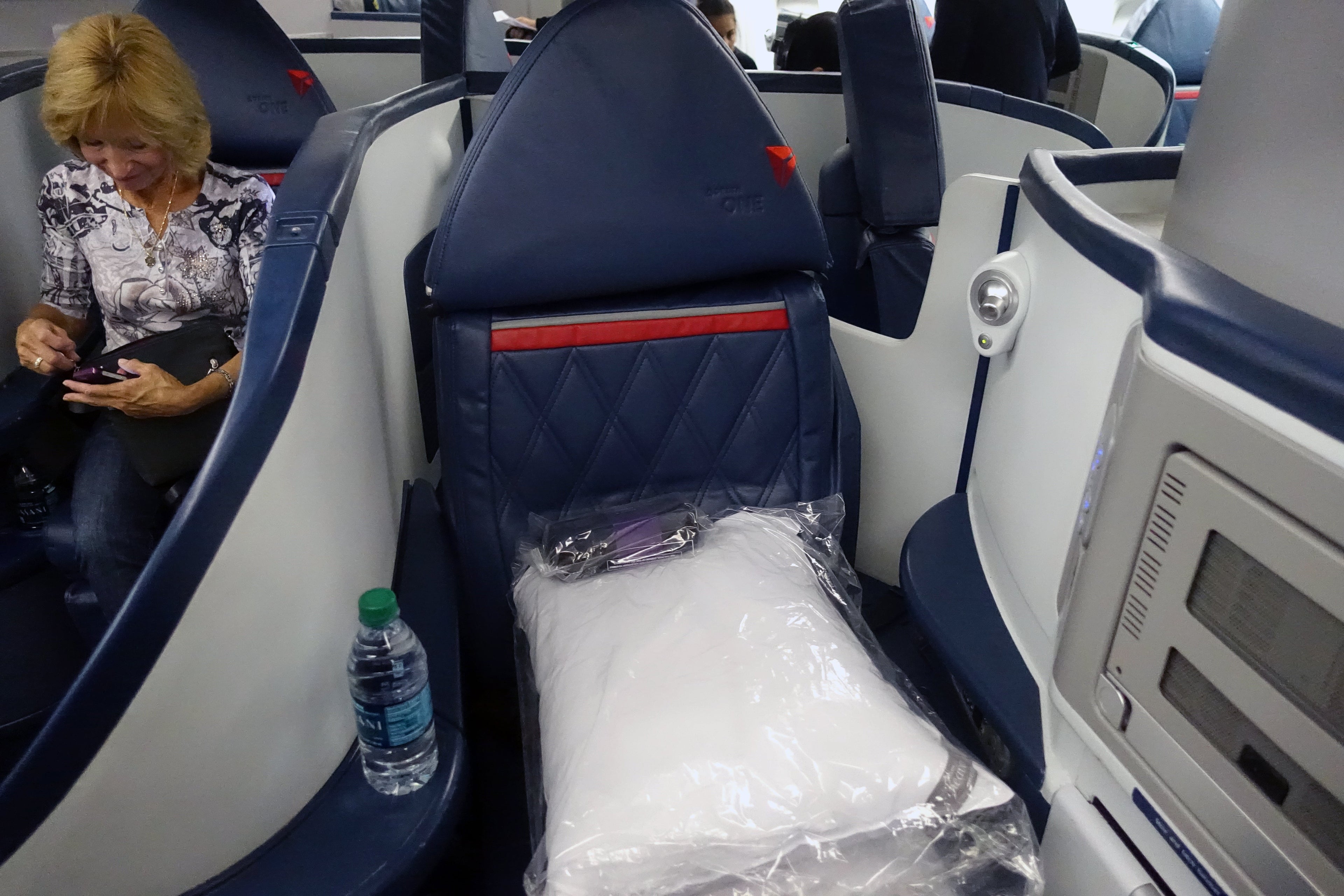 delta 777-200 economy review jfk-bcn