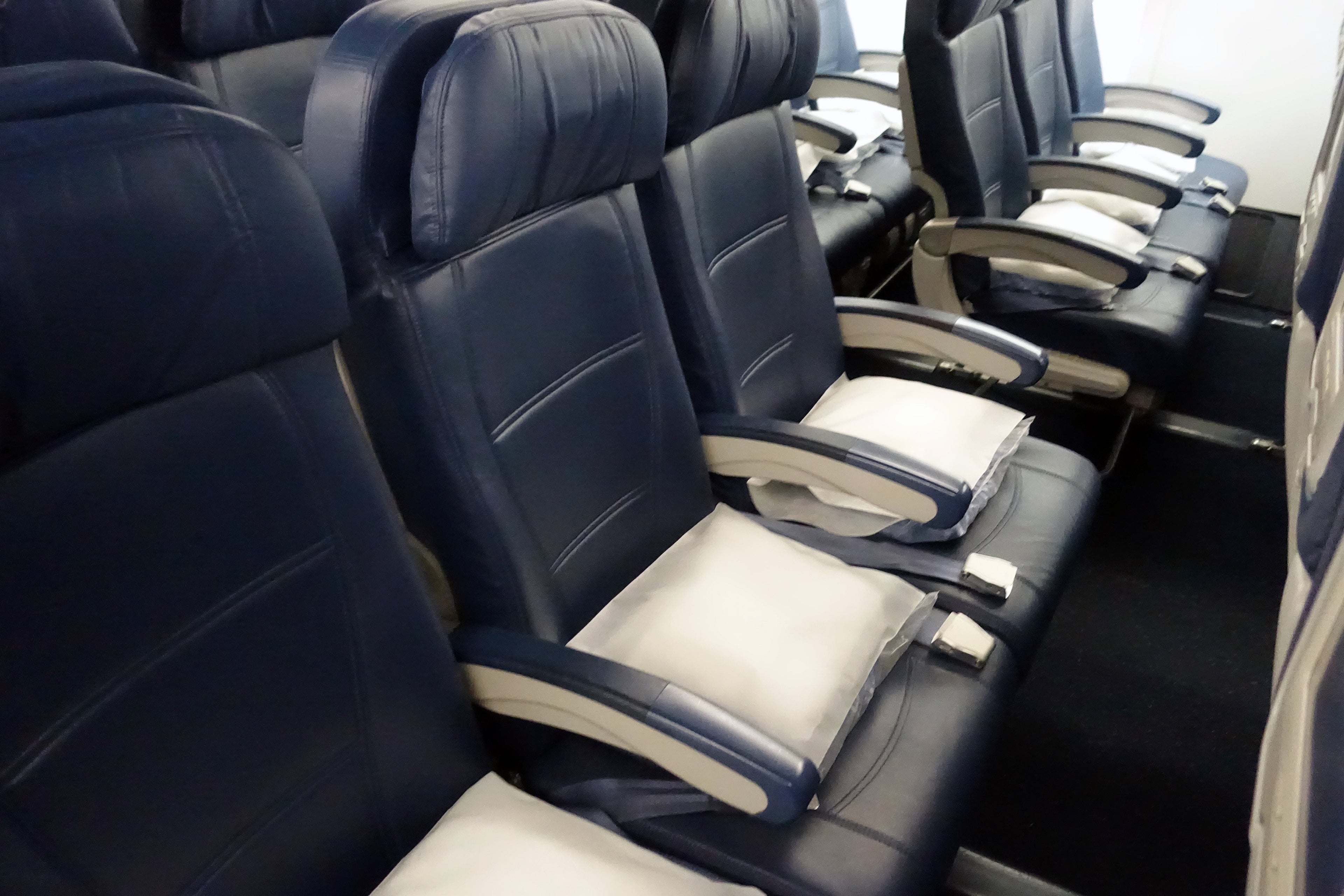 delta 777-200 economy review jfk-bcn