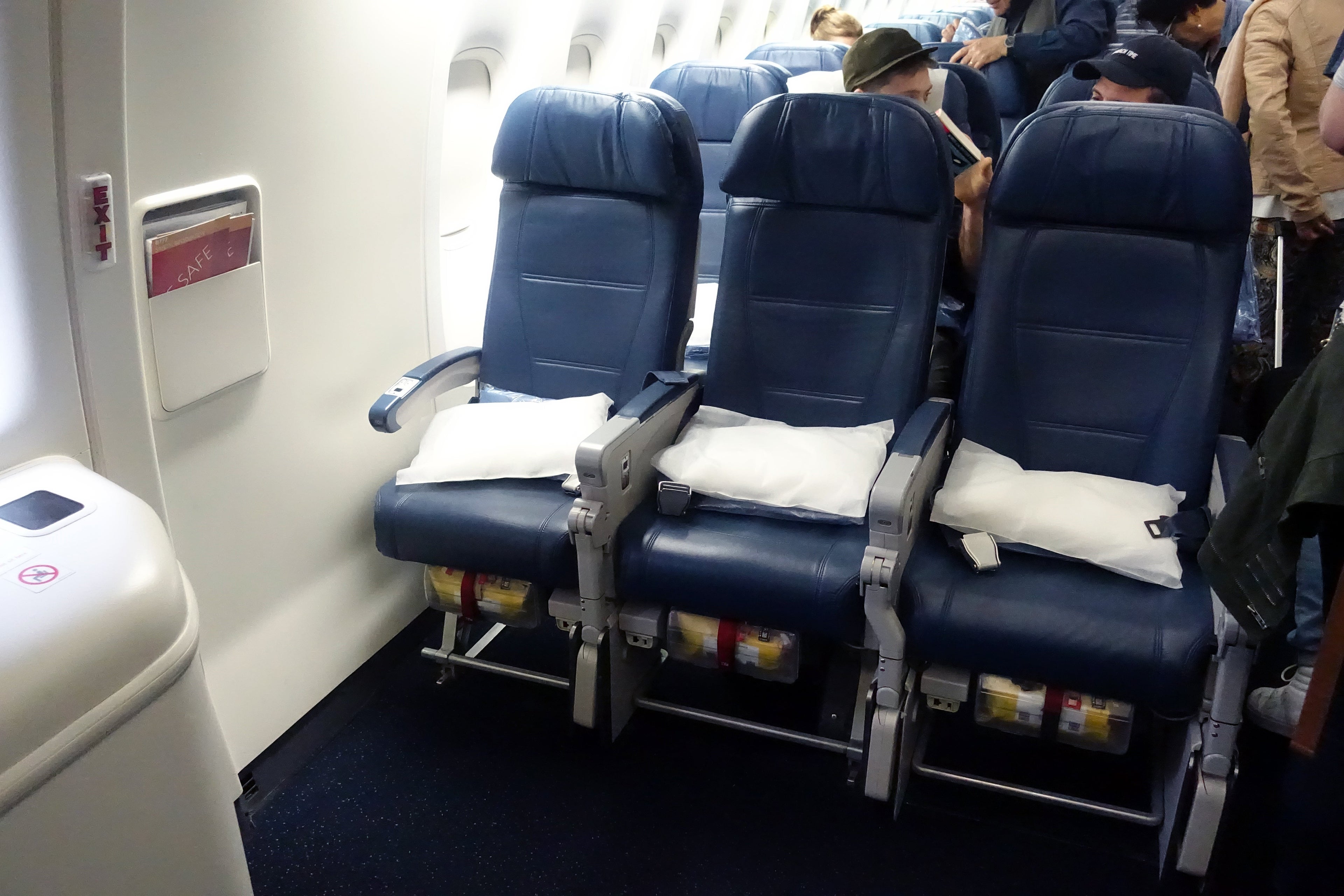 delta 777-200 economy review jfk-bcn