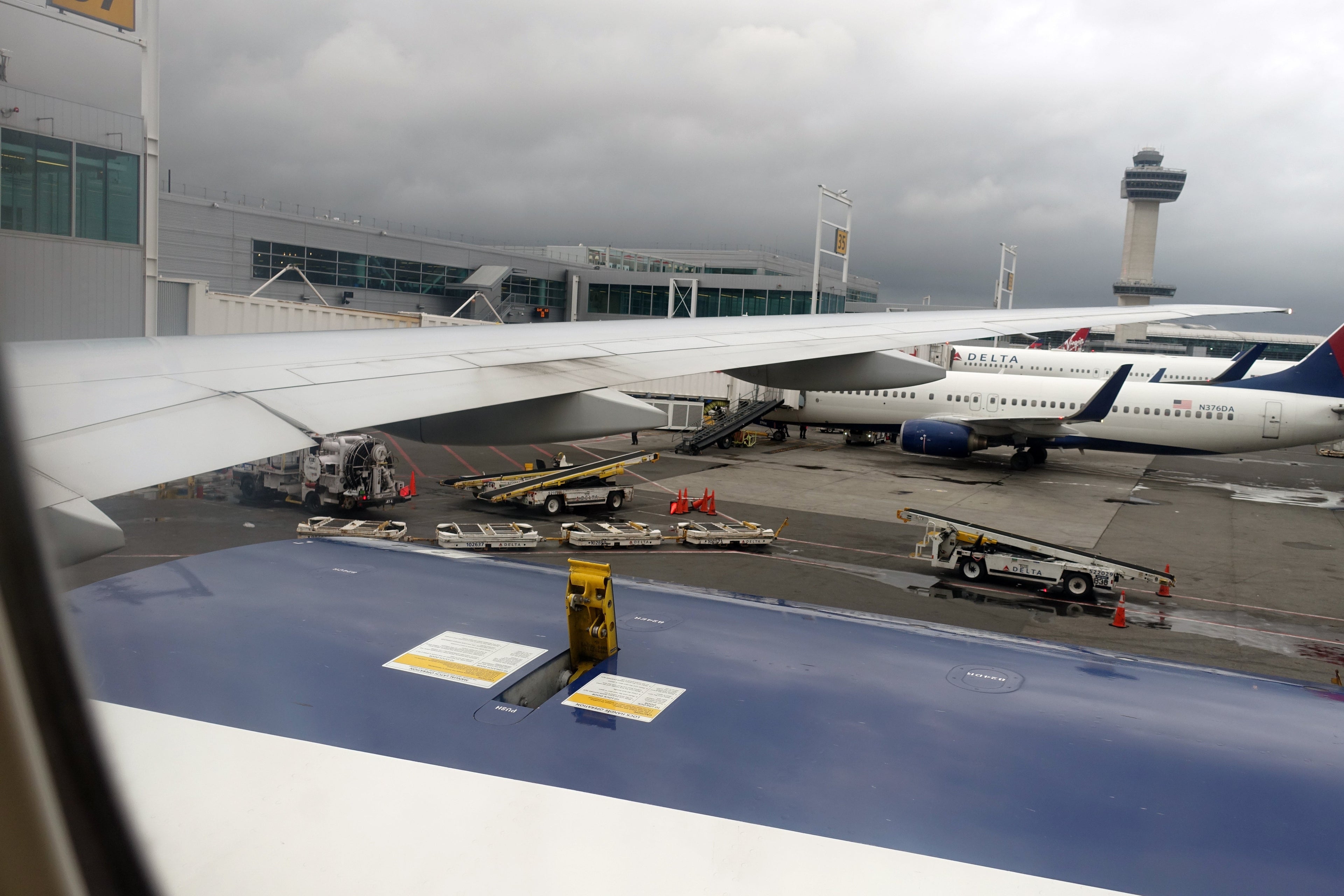 delta 777-200 economy review jfk-bcn