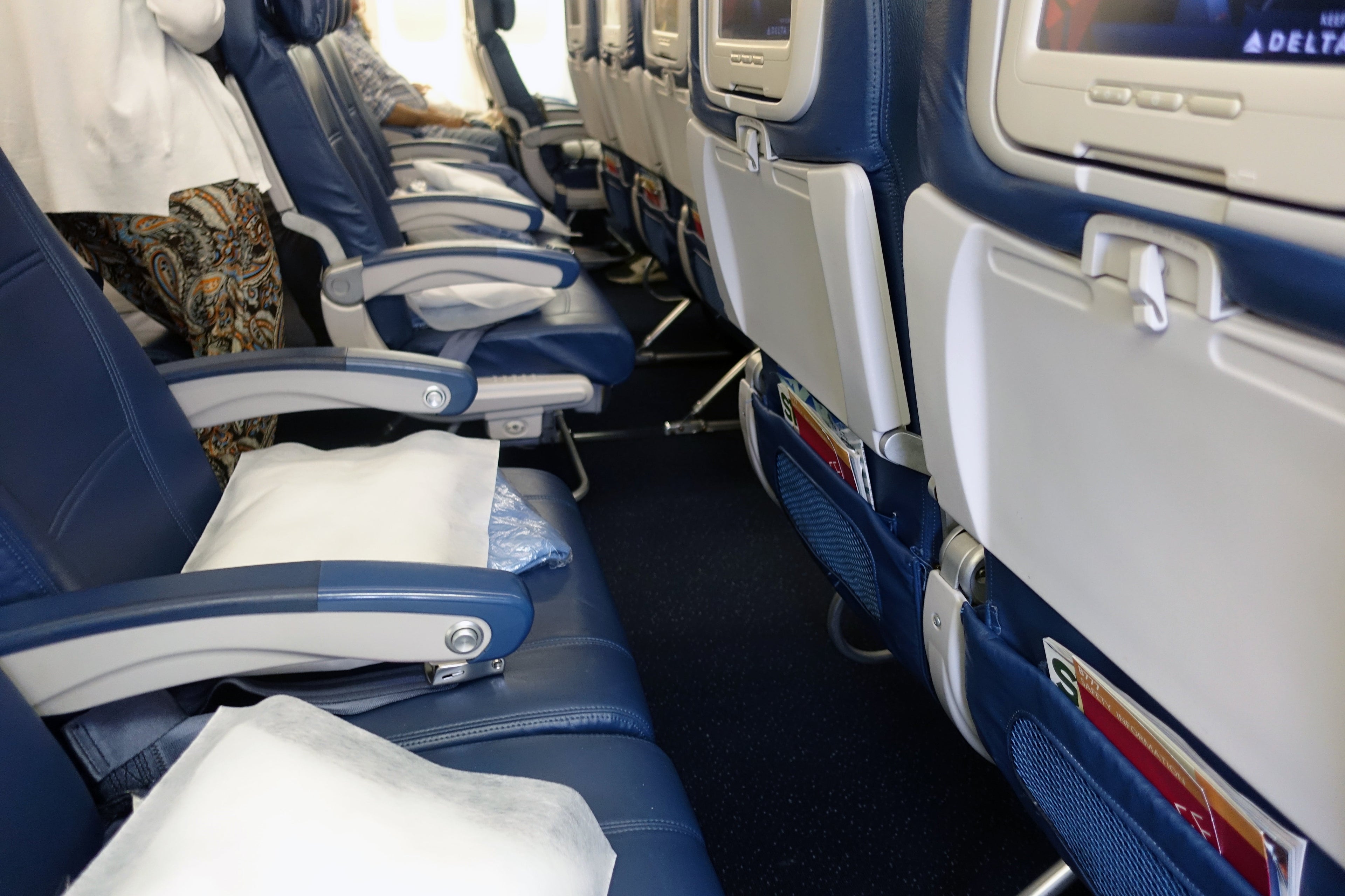 delta 777-200 economy review jfk-bcn