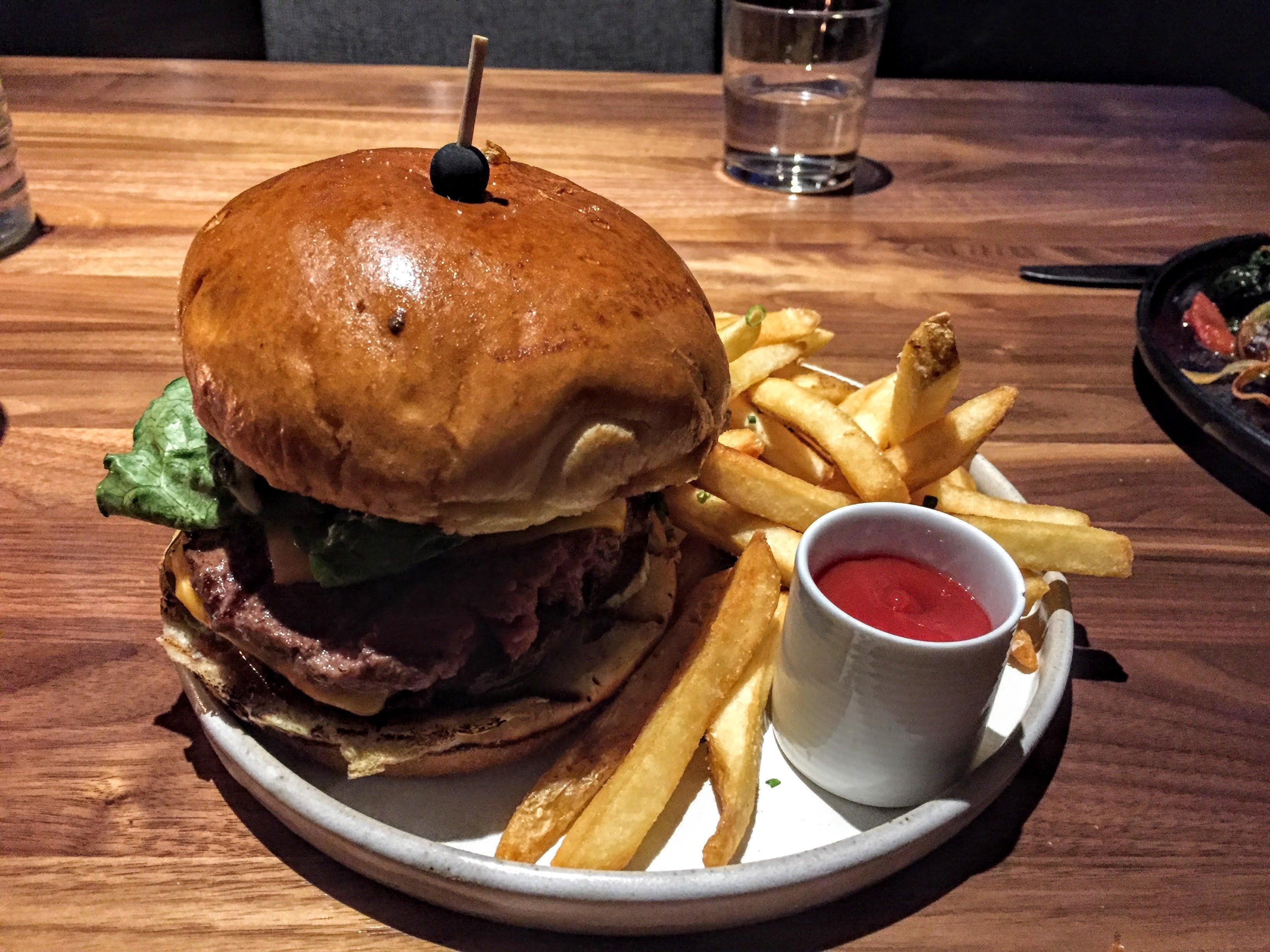 IMG-Conrad-Hotel-Chicago-Burger