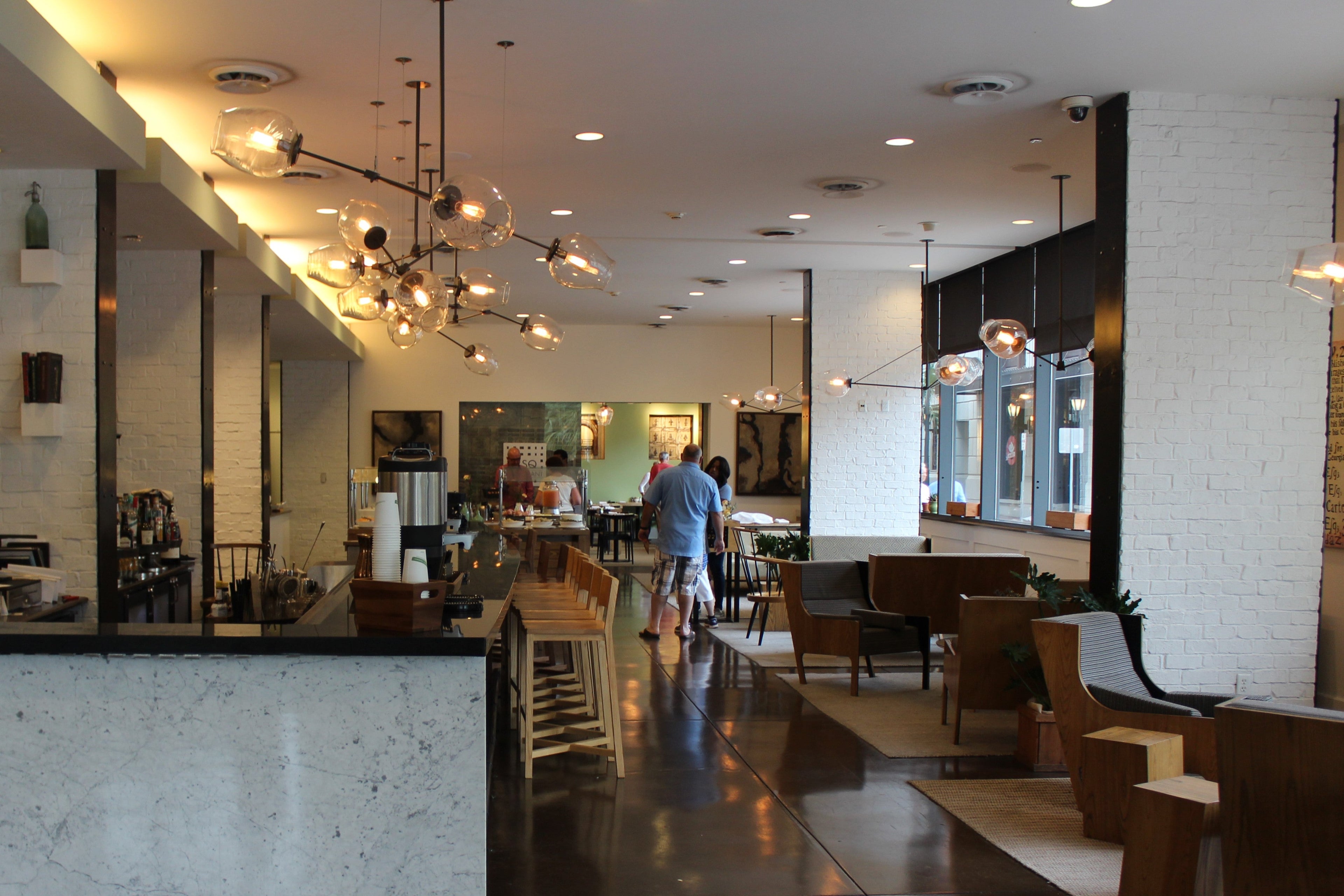 22 Square was located directly adjacent to the lobby with an open seating format.